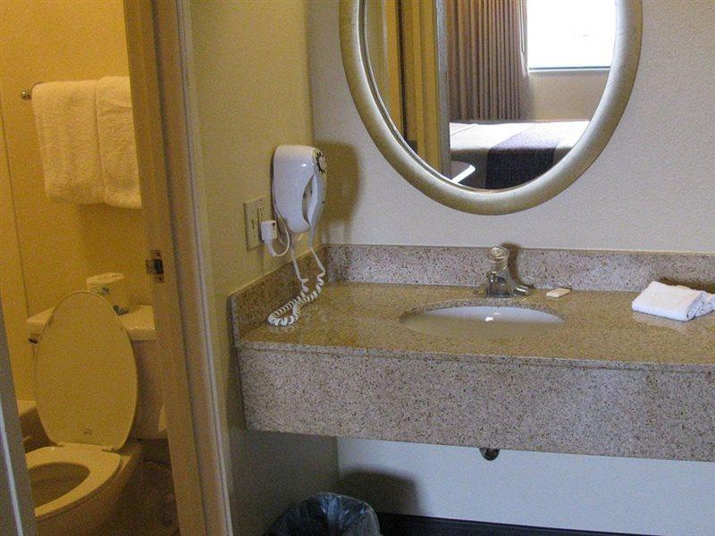Red Roof Inn Акрън Екстериор снимка