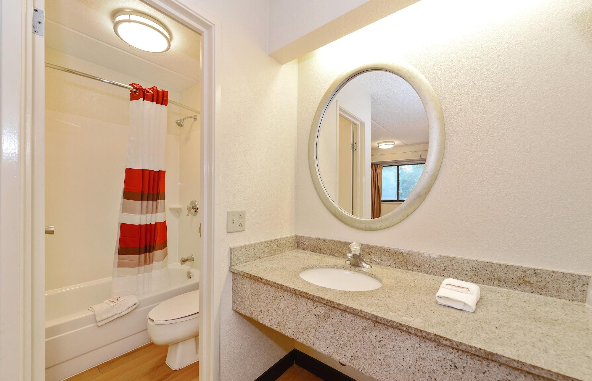 Red Roof Inn Акрън Екстериор снимка