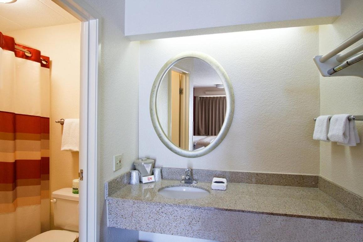 Red Roof Inn Акрън Екстериор снимка