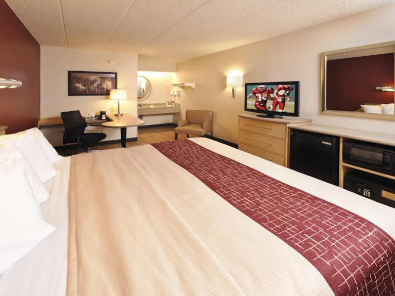 Red Roof Inn Акрън Екстериор снимка