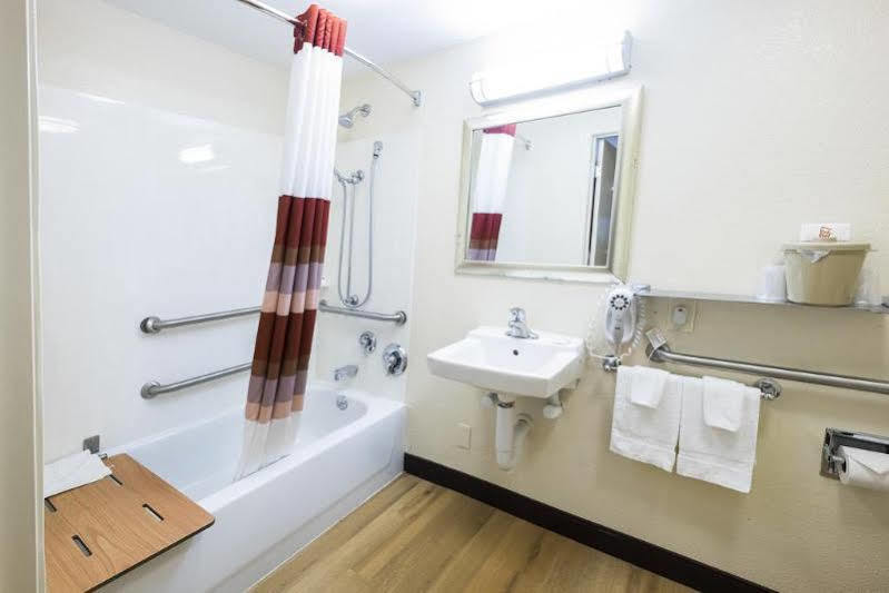 Red Roof Inn Акрън Екстериор снимка